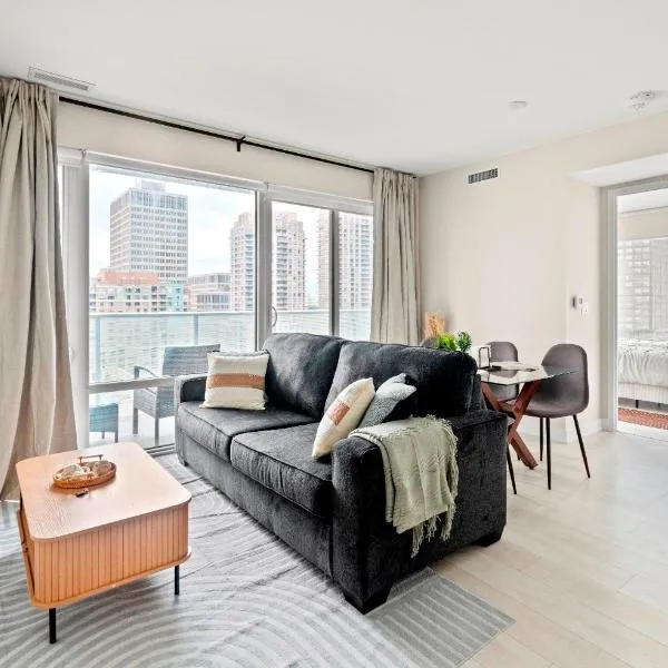 Panoramic 2 Bedroom plus Den Condo Yonge Street Downtown Toronto,位于多伦多的酒店