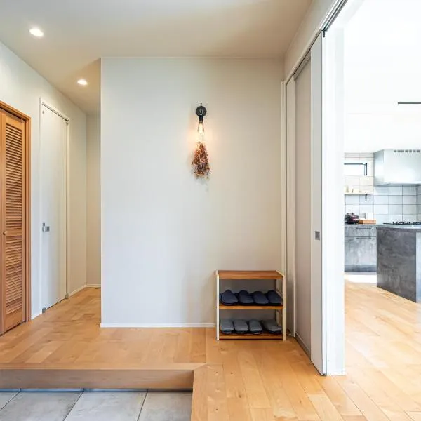 海まで徒歩7分庭とデッキでくつろぐ大人葉山の上質ステイ，位于叶山町的酒店