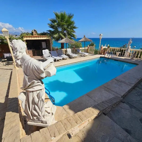 Luxury Andalusian Villa with Panoramic Mediterranean Sea Views & Private Pool & Multi-Level Gardens，位于福恩吉罗拉的酒店