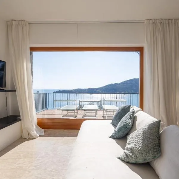 Modern and Elegant apartment with a spacious sea view terrace overlooking Palmaria Island Bright designer interiors Fully equipped Up to 6 guests Private parking Aircon All the comforts for a perfect stay，位于韦内雷港的酒店