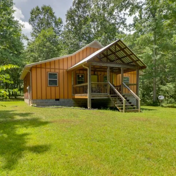 Serene and Secluded Alabama Cabin with Covered Deck!，位于佩恩堡的酒店