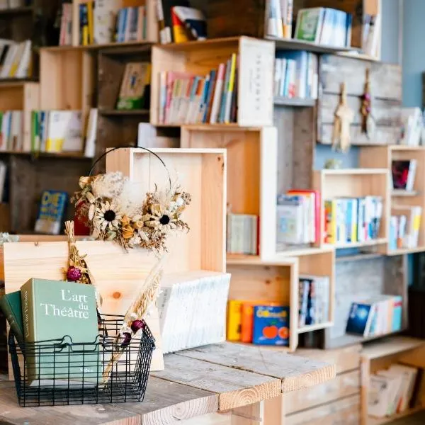 The Book Lounge Hotel Kani，位于可儿市的酒店