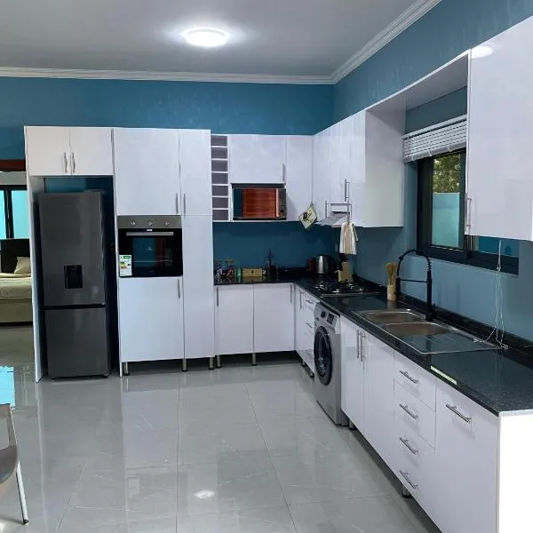 Villa Djonasse, a Residence of Exellency，位于Fombeni的酒店