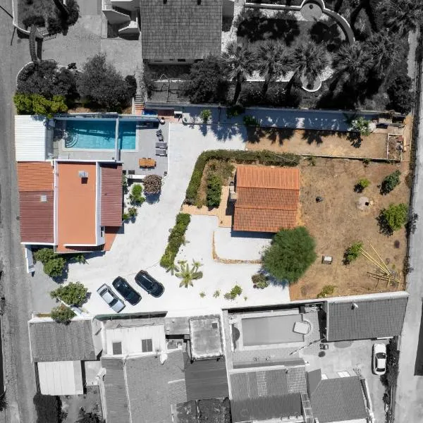 ELI - Villa com 2 casas independentes - HolidaysPT,位于Quelfes的酒店