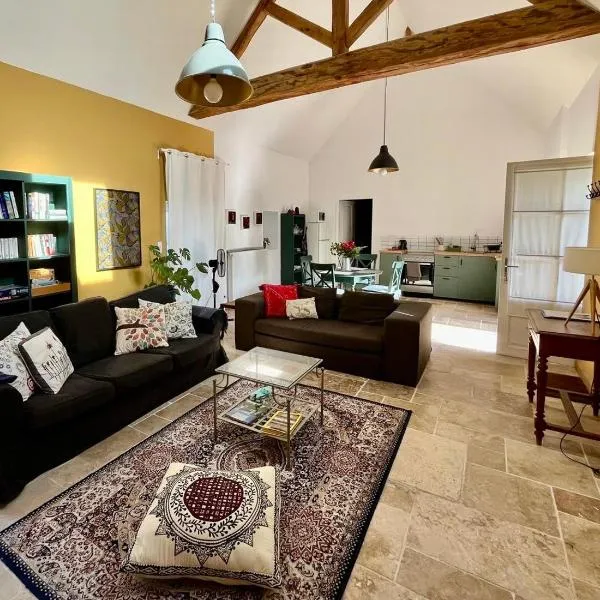 Ancienne grange rénové et cozy le long de la rivière du Cher，位于Véretz的酒店