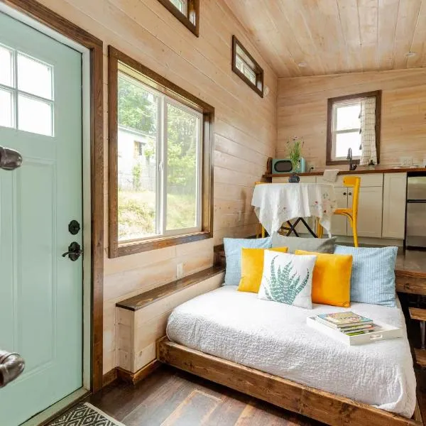 Tiny house on Flower Farm in downtown Atlanta，位于亚特兰大的酒店