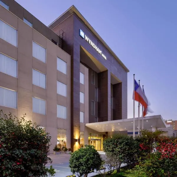 Wyndham Santiago Aeropuerto，位于圣地亚哥的酒店