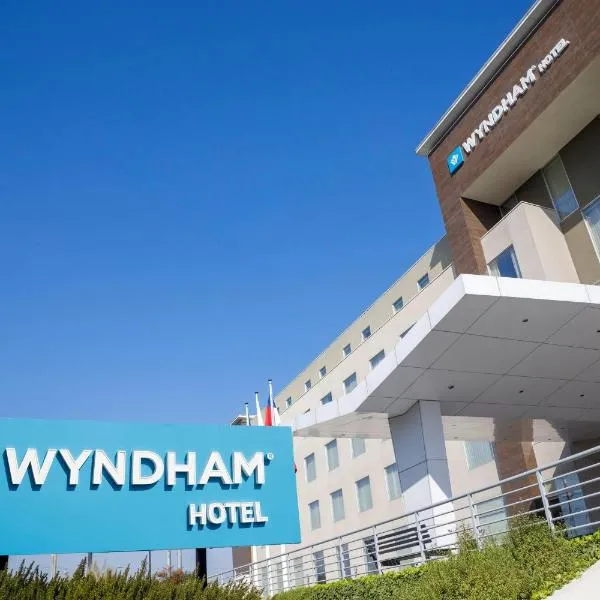 Wyndham Santiago Aeropuerto,位于圣地亚哥的酒店