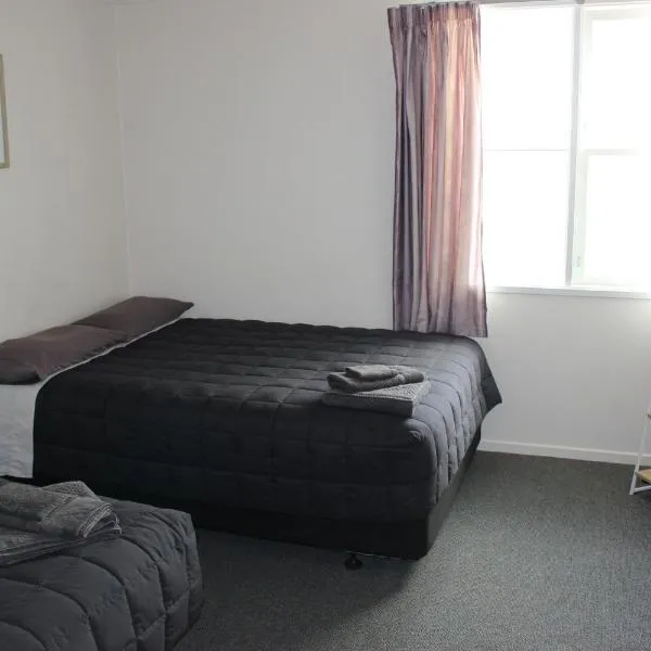 Three Furlongs Bar-Grill-Hotel，位于Kaiwaka的酒店