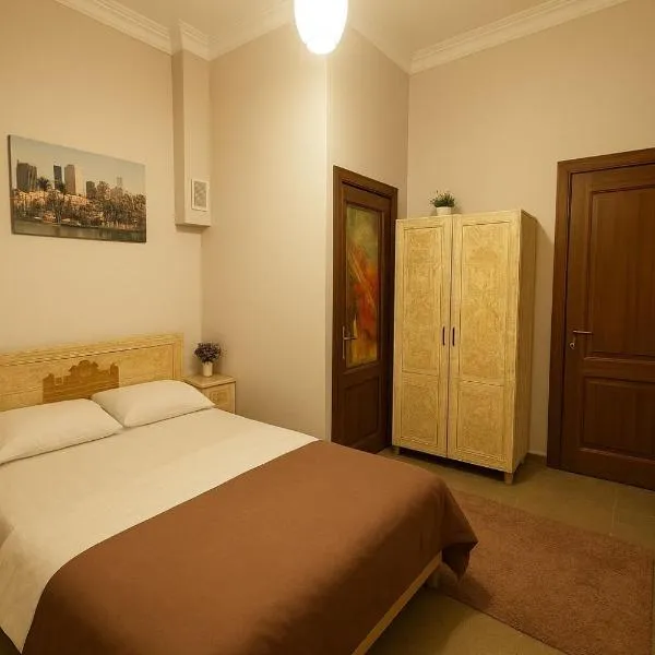 C0lly F0rnian，位于埃里温的酒店