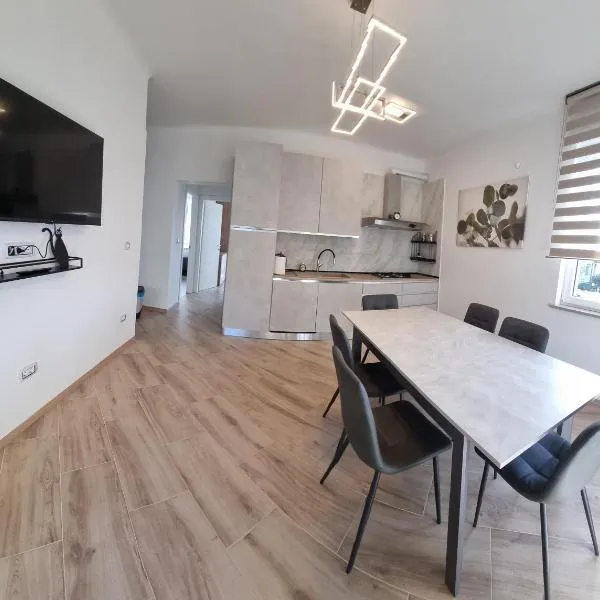 Sunny CentralApartment -3 bedrooms ,Private Parking，位于蒙法尔科内的酒店