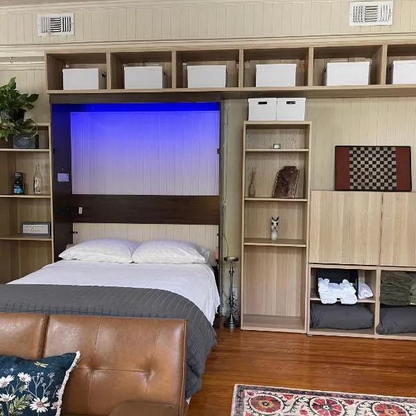 Romantic Studio Apt in Historic Downtown Savannah，位于萨凡纳的酒店