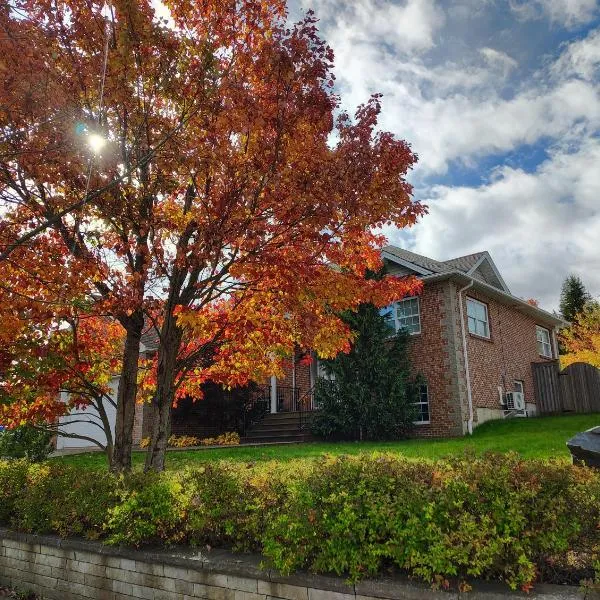 Full Kitchen AC Share Bathroom #2，位于哈利法克斯的酒店