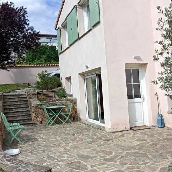 Chambre d'hôte l'Olivier，位于Charly的酒店