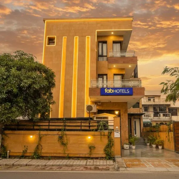 FabHotel Rallkmas - DLF Phase 2 & MG Road Metro,位于古尔冈的酒店