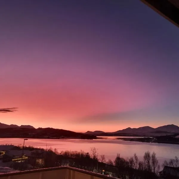 Apartment, Sea View, Terrace, Free Parking，位于特罗姆瑟的酒店