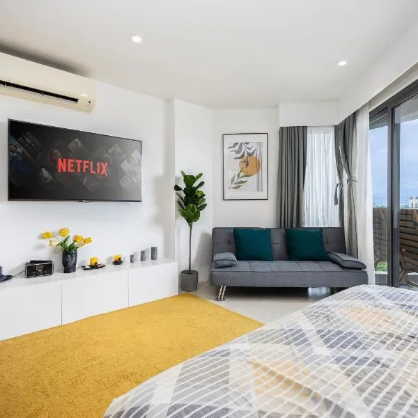 Dominiks Stylish Resort Gem Ocean View Pool Queen Bed at Tambuli 8 Floor Fast Wifi，位于Maribago的酒店