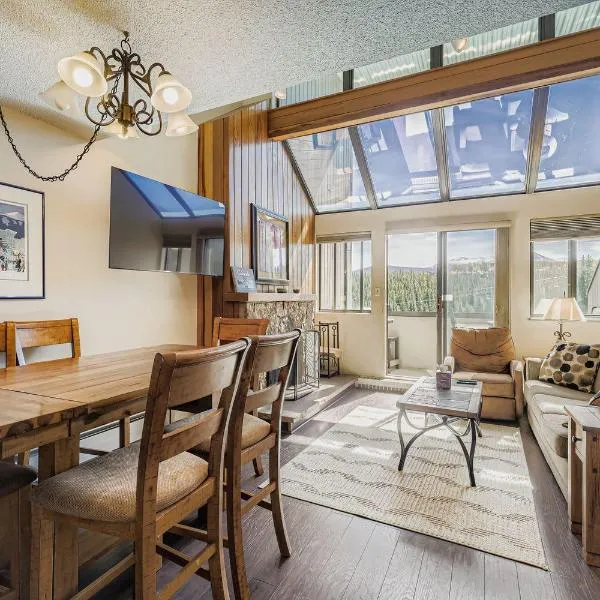 2 Bedroom Beaver Run Condo, Ski-in Ski-out, Dog Friendly, On Peak 9，位于布雷肯里奇的酒店