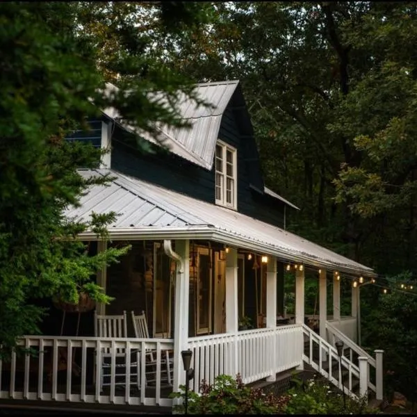 Captain's Cabin，位于Burnsville的酒店