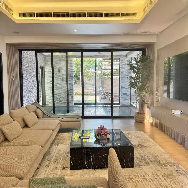 AB Villa - Pool & Cinema，位于阿吉曼的酒店