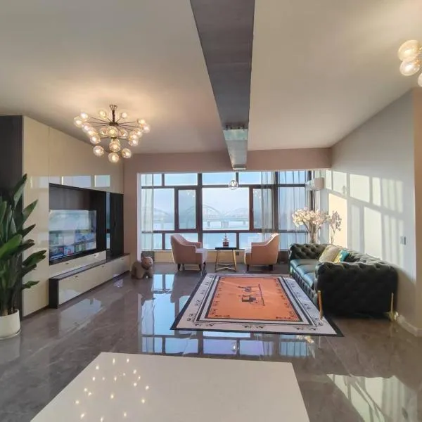Central Avenue Luxury River View Apartment，位于哈尔滨的酒店