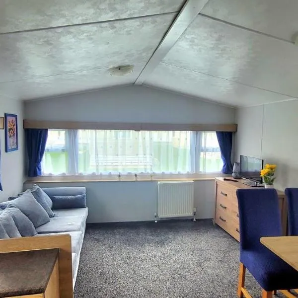 Stunning Holiday Home Beautiful Lakeside Views 15 Mins from Goodwood，位于奇切斯特的酒店
