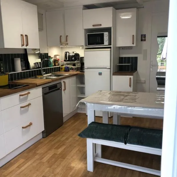 Cottage refait à neuf en octobre 2025 dans villages vacances Fougeres villages sous les pins pas de draps serviettes dans le logement ménage à vous de le faire obligatoirement，位于莱昂的酒店