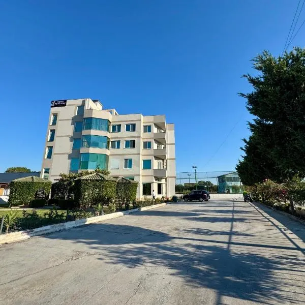 Aerostay hotel 1 km from airport，位于Rinas的酒店