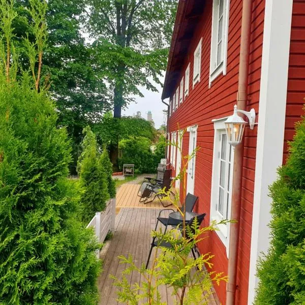 Semesterlägenheter 150m till Vänern，位于奥莫尔的酒店