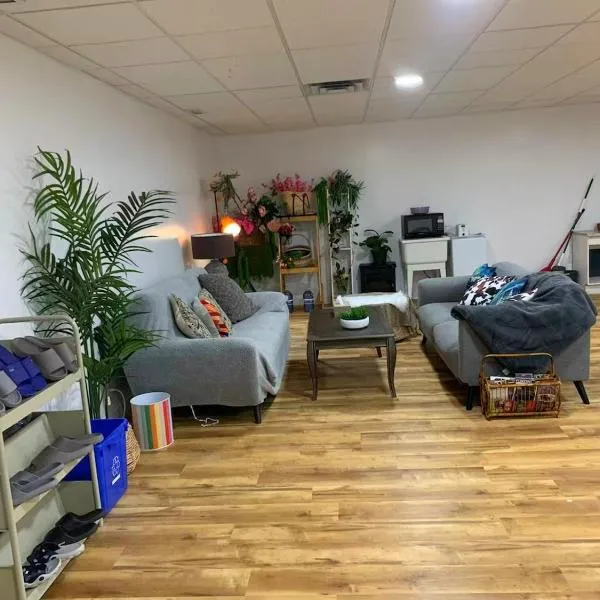 ArtHaus Downtown Emma Barr Unit 3BR 1BA，位于怀特霍斯的酒店