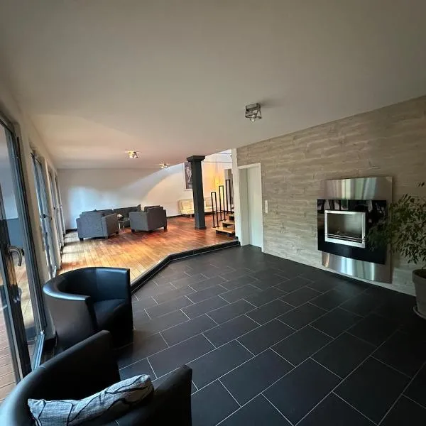 Design-Ferienhaus mit Garten, Kino & 5 Schlafzimmern，位于迪堡的酒店