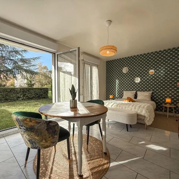 Studio avec jardin et parking，位于沙特尔的酒店