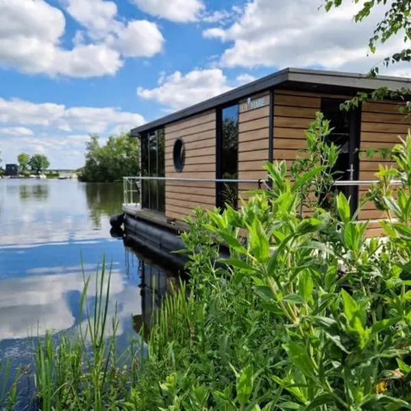 Houseboat with lake view Tango，位于哈伦的酒店