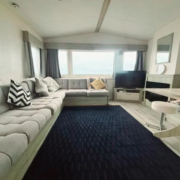 Ocean Bliss-Beach Front - Lux- Sea View- 3-Bedroom Caravan- 8 Sleeps，位于哈特尔普尔的酒店