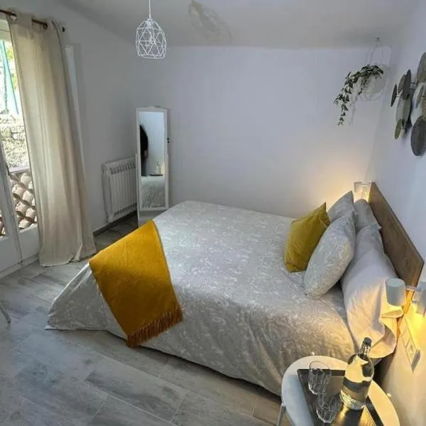 Habitación Roca Foradada en Casa Camí de les Aigües Monistrol de Montserrat，位于莫尼斯特罗尔的酒店