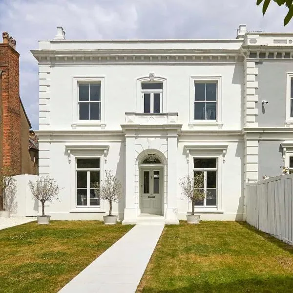 Double-Bed Bedroom, Living Room and Kitchenette, Private Bathroom & Utility Room available at Willow House, Shepperton，位于谢珀顿的酒店