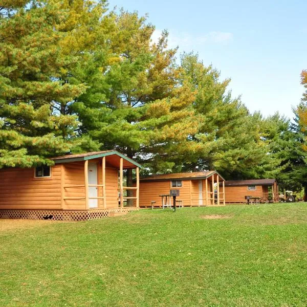 Plymouth Rock Camping Resort One-Bedroom Cabin 6，位于Elkhart Lake的酒店