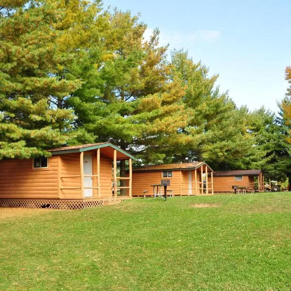 Plymouth Rock Camping Resort One-Bedroom Cabin 6，位于Glenbeulah的酒店