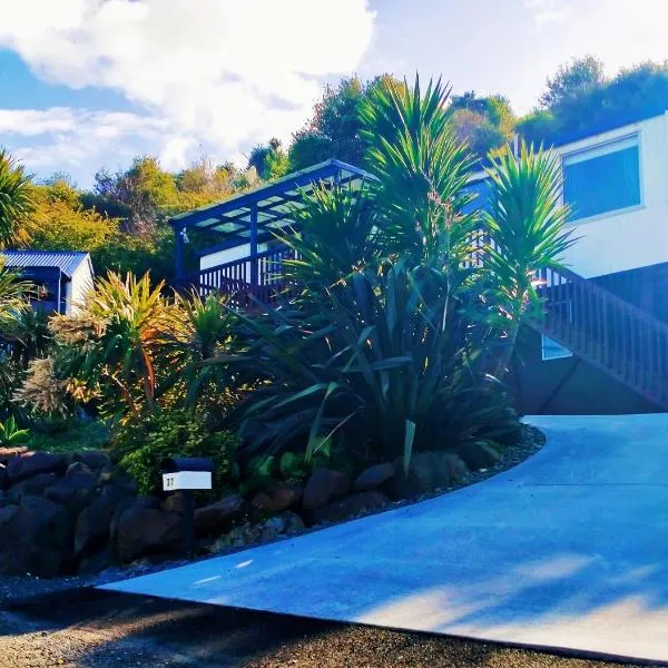 Waterfront weekend stay with sleep out，位于Pahi的酒店