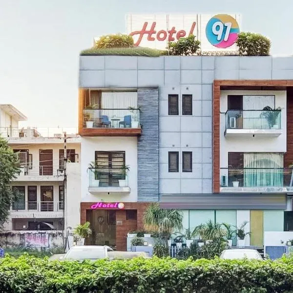 Hotel 91 Golf Course Road，位于古尔冈的酒店