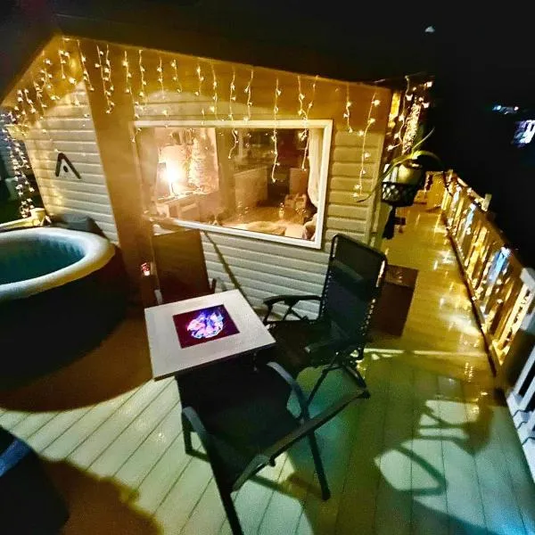 Holiday Home with Hot Tub Cornish Country SeaSide，位于Porth的酒店