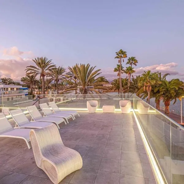 Seafront villa with jacuzzi，位于马斯帕洛马斯的酒店