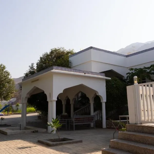 بيت الشّاب Al Shab House，位于Ţīwī的酒店