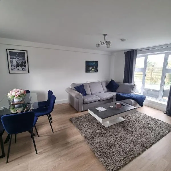 Spacious 3BR Home with Large Garden - Ashford, Kent，位于Kennington的酒店