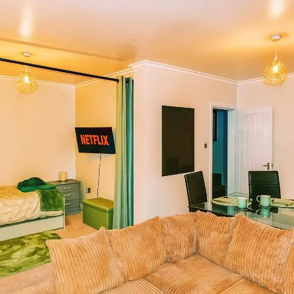 Spacious 3 Bedrooms 7 Beds Maisonette with 1 Bathroom 1WC 4 Smart TV's with Adaptable Lounge Area Tram access near Salford Quays and MCR City Centre，位于曼彻斯特的酒店
