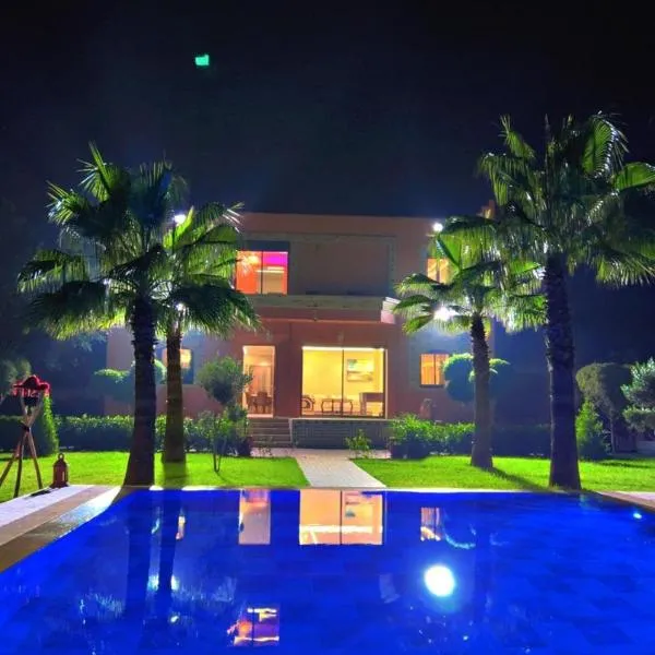 Villa Palmiers 4ch piscine ensoleillée 20mn Agadir，位于Ti nʼ el Mekki的酒店