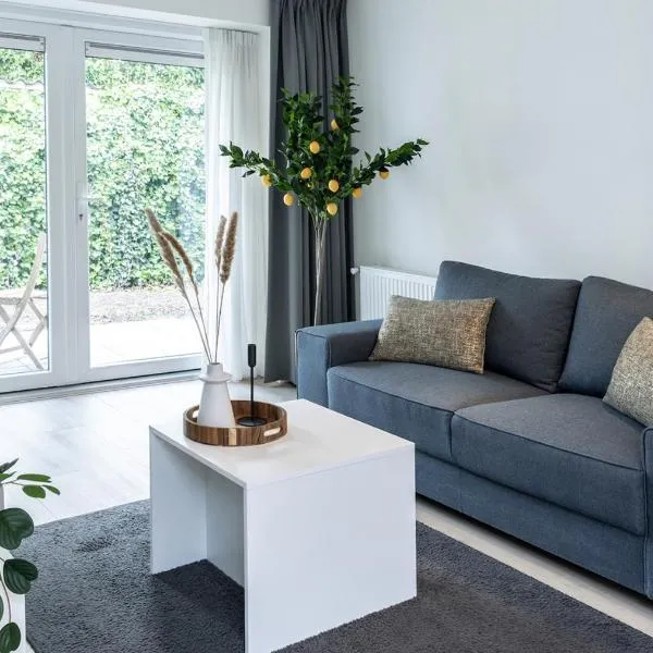 Private Design Apartment w Garden & Parking，位于埃因霍温的酒店