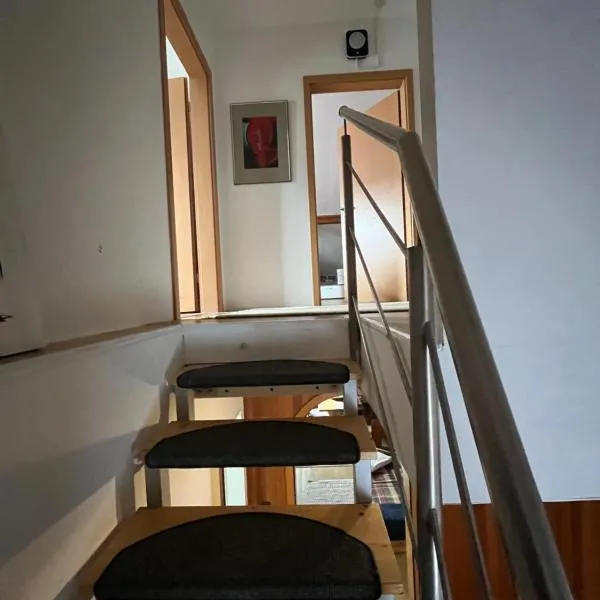 Gemütliche Ferienwohnung mit Veranda und Garten Nähe Nürnberg，位于Schwanstetten的酒店