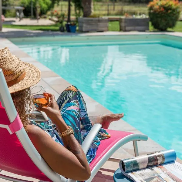 La Clé des Chaumes - Maison d'hôtes de charme avec piscine et bain nordique，位于Boisset-lès-Montrond的酒店