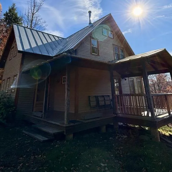 Light-filled Retreat in Mad River Valley，位于North Fayston的酒店